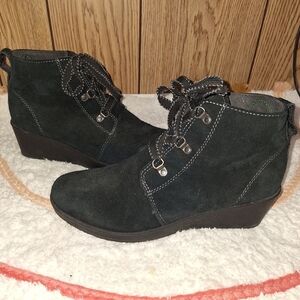 🌟 Eddie Bauer Suede wedge Ankle Boots size 8